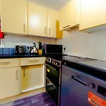 Lovely & Bright 2 Bed Apartment