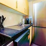 Lovely & Bright 2 Bed Apartment