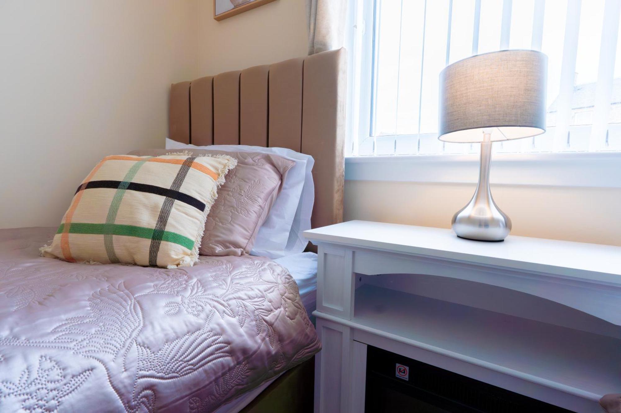 Lovely & Bright 2 Bed Apartment Inverness